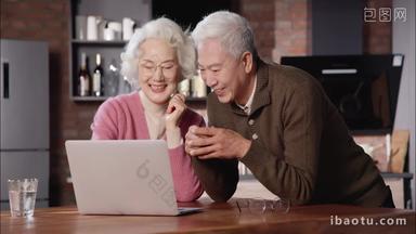 老年夫妇<strong>在家</strong>使用笔记本电脑